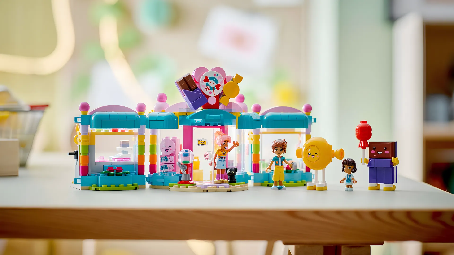 Конструктор LEGO Friends Кондитерская Хартлейк-Сити (42649)