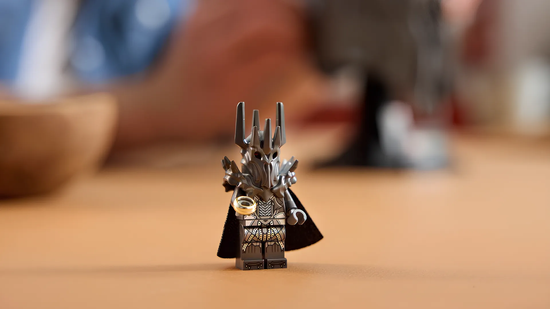 Конструктор LEGO Icons Властелин колец: шлем Саурона (11373)