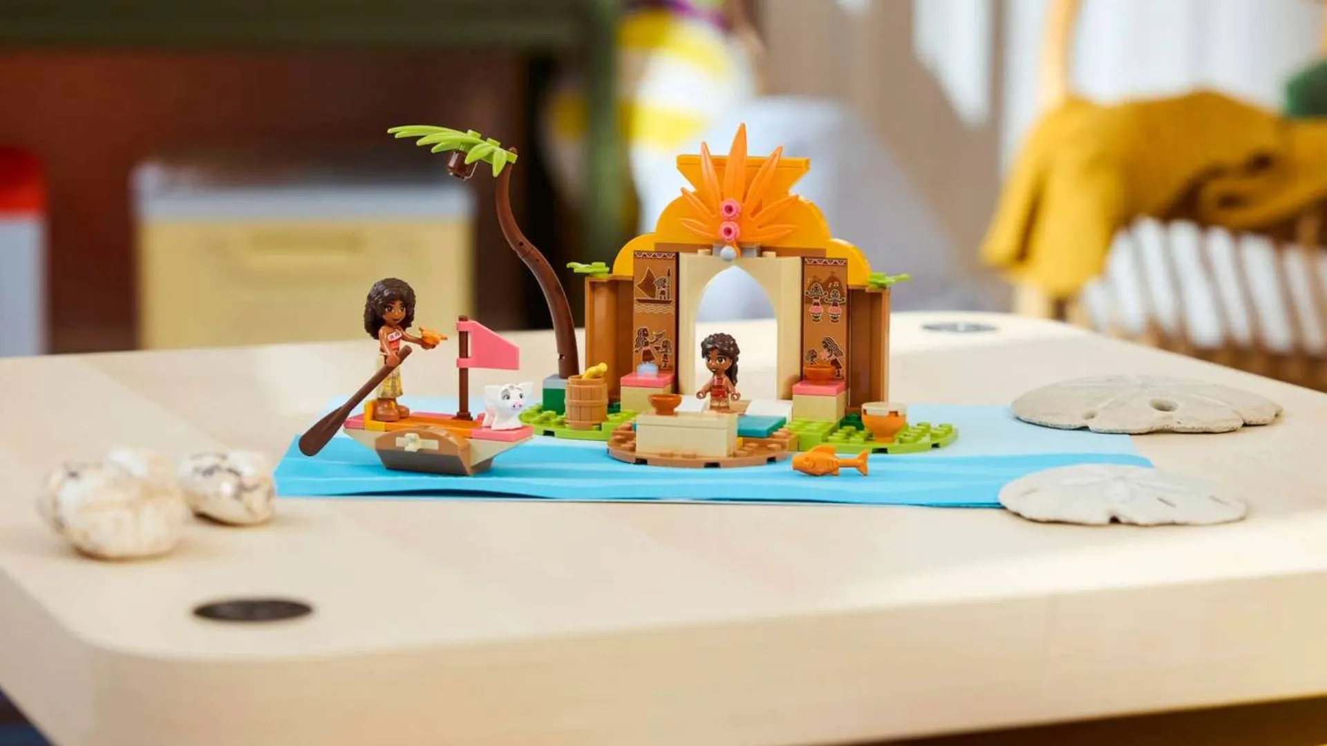 Конструктор LEGO Disney Сільський будинок і човен (43282)