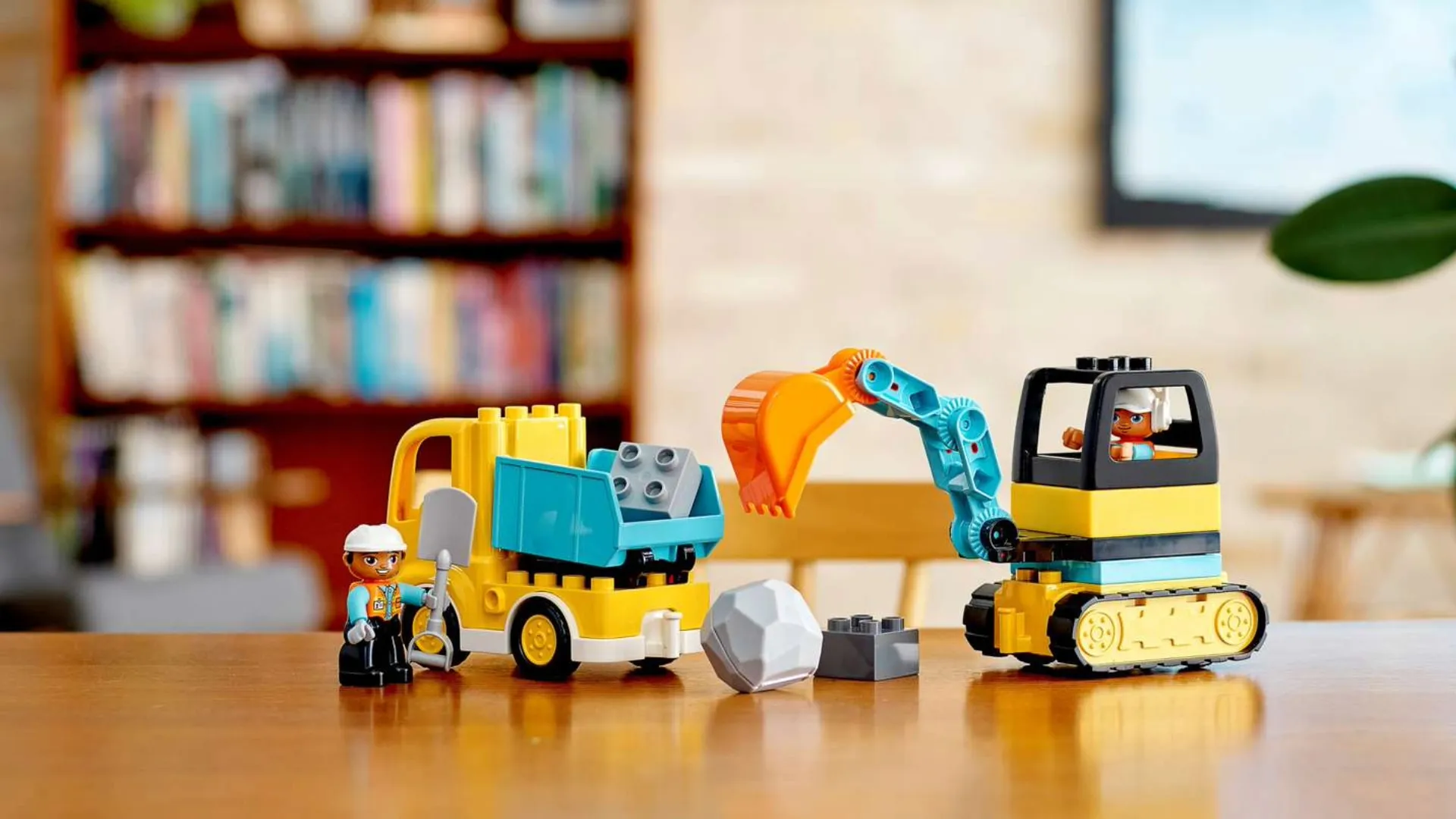 Конструктор LEGO DUPLO Грузовик и гусеничный экскаватор (10931)