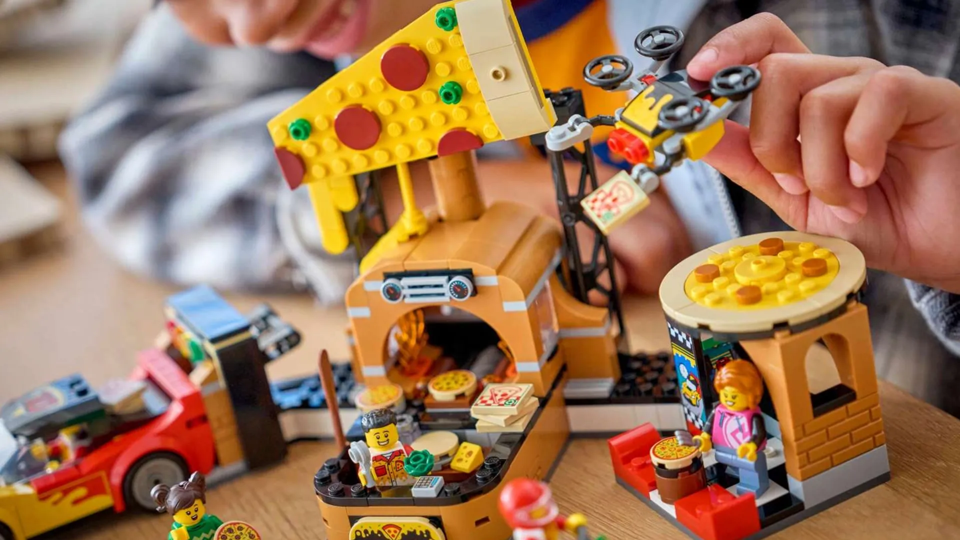 Конструктор LEGO Сity Доставка піци з різними транспортними засобами (60496)