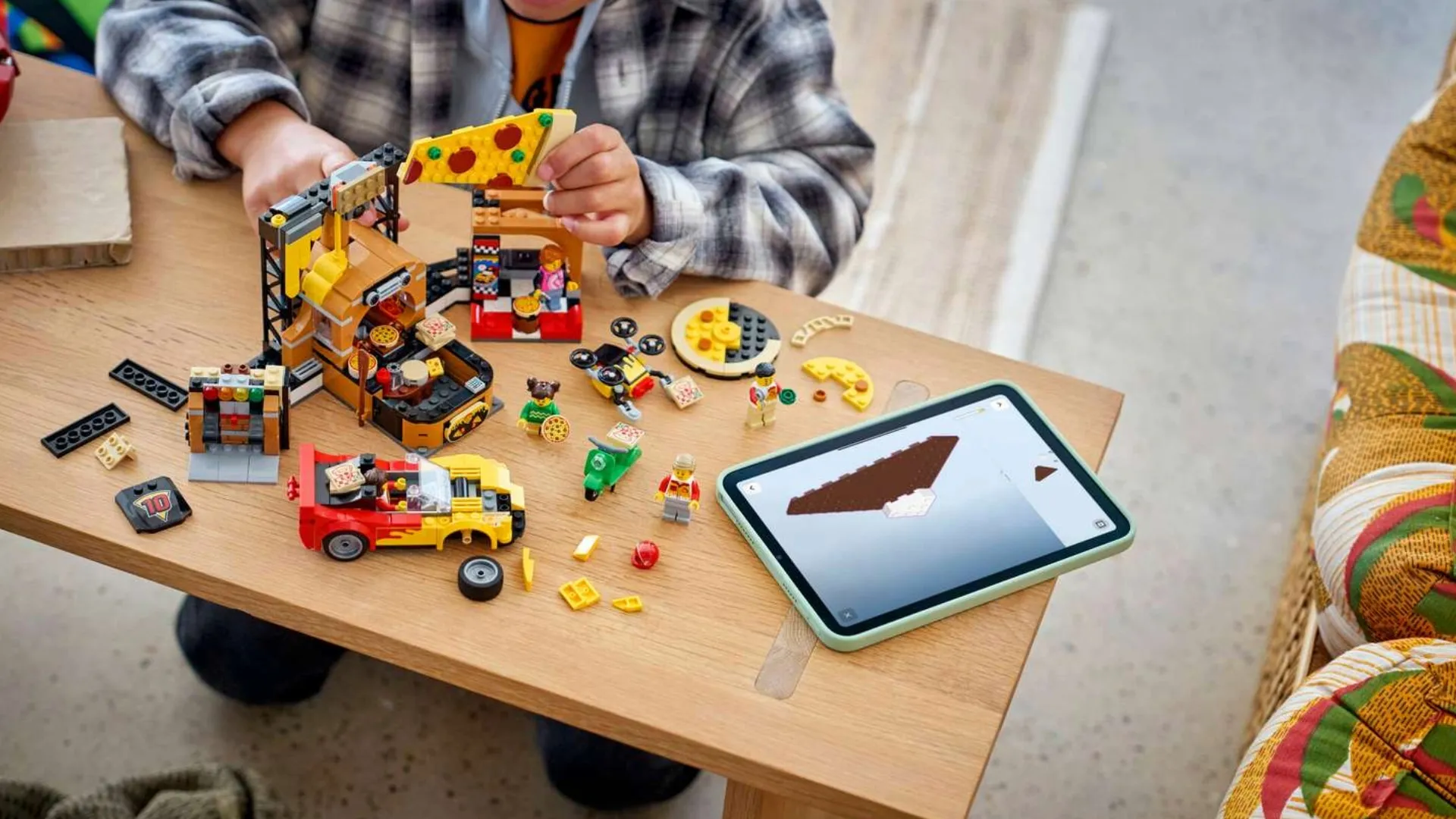 Конструктор LEGO Сity Доставка піци з різними транспортними засобами (60496)