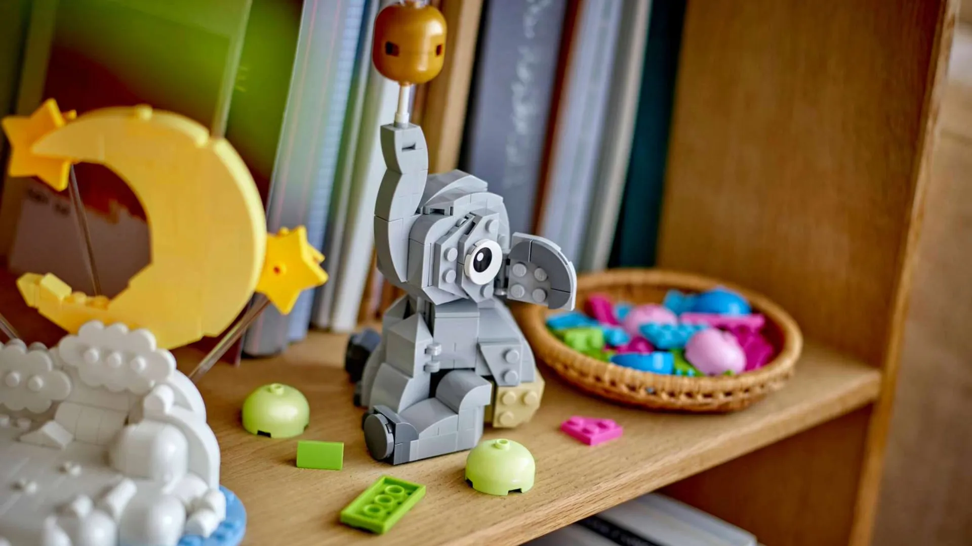 Конструктор LEGO Iconic Слоненя в небі (40814)