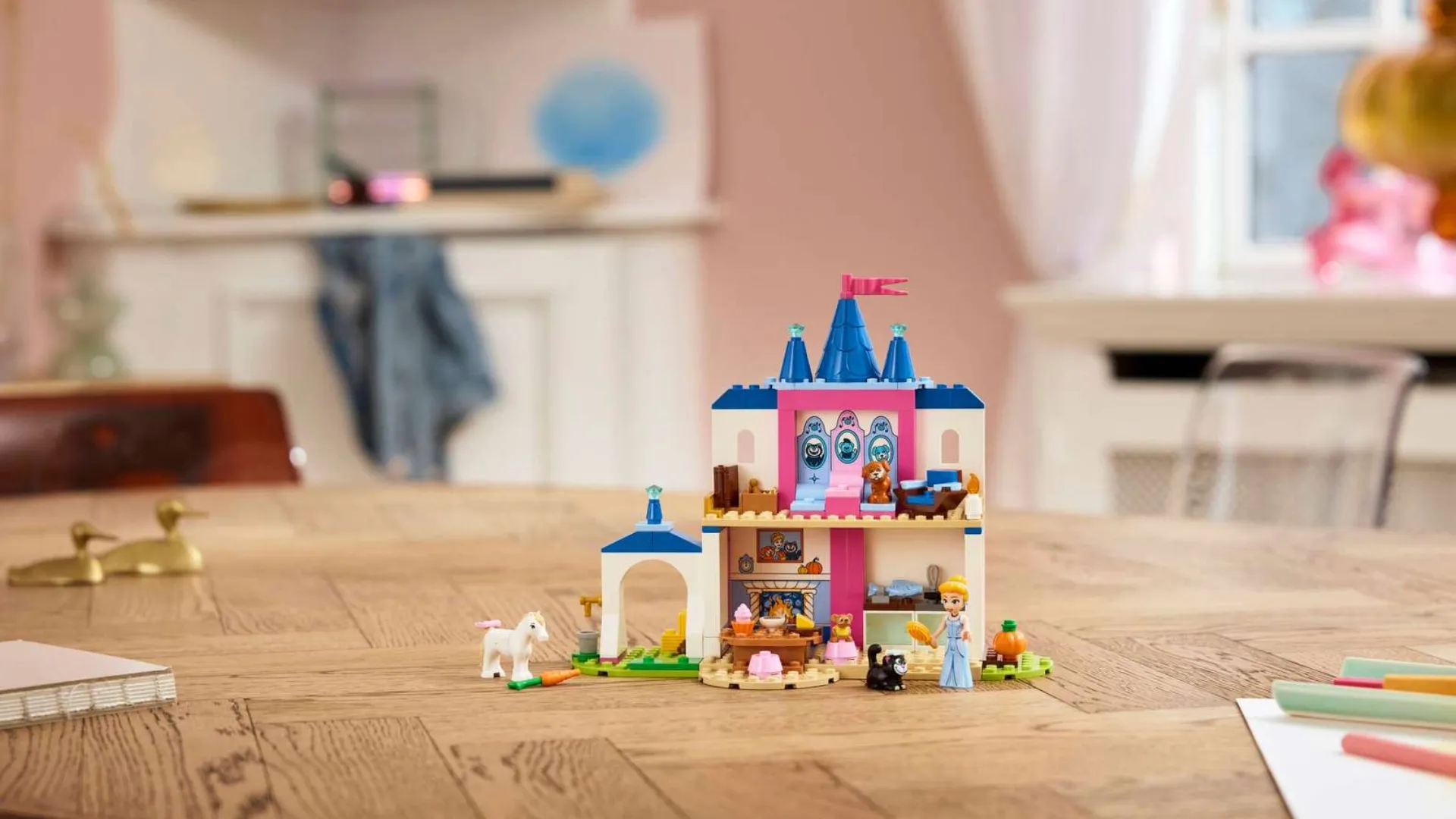 Конструктор LEGO Disney Princess Замок Попелюшки та її друзів-тварин (43283)