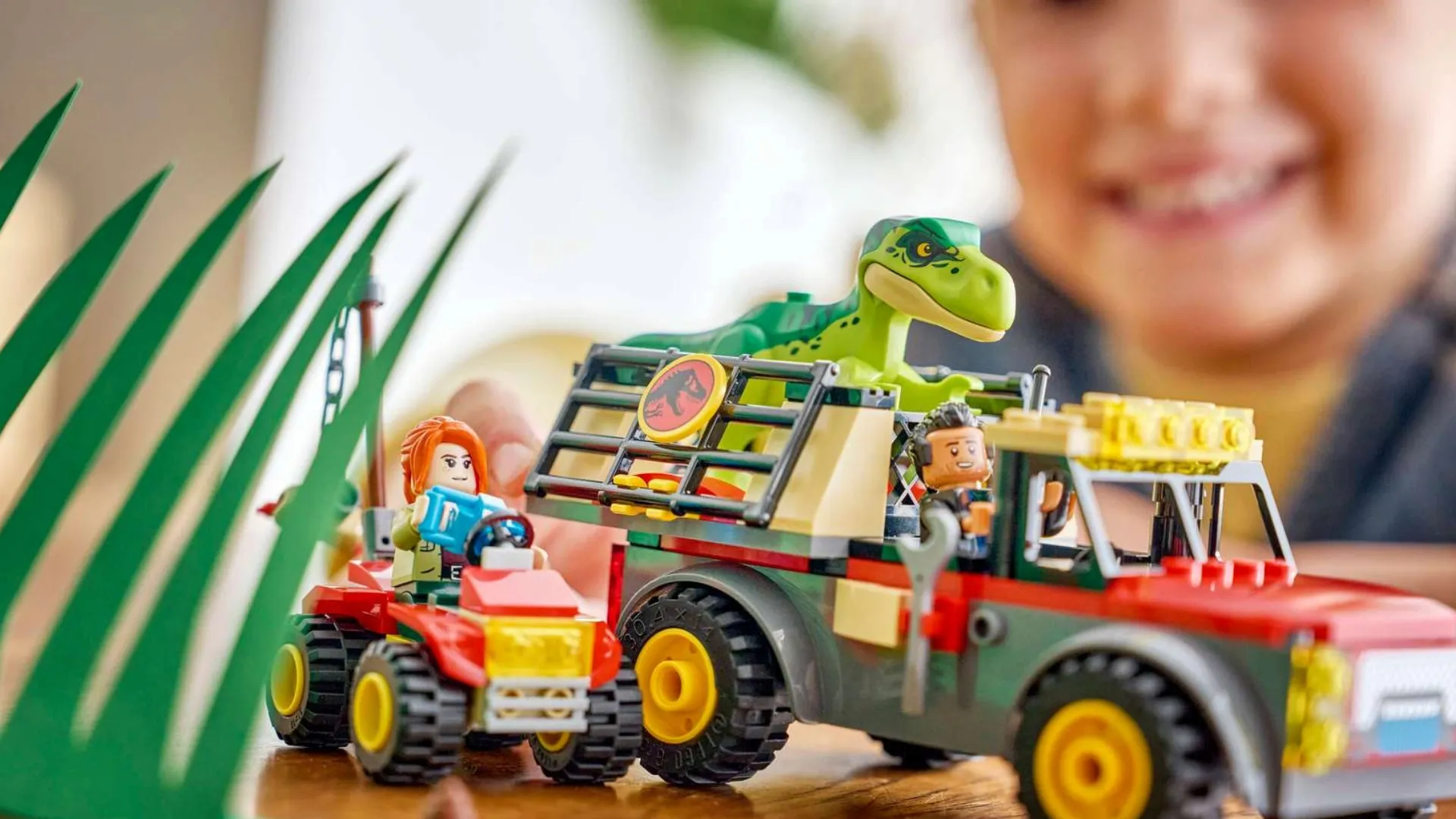 Конструктор LEGO Jurassic World Вантажівка для перевезення молодого тиранозавра (77978)