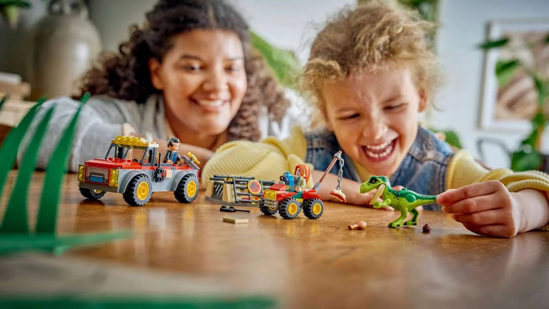 Конструктор LEGO Jurassic World Вантажівка для перевезення молодого тиранозавра (77978)