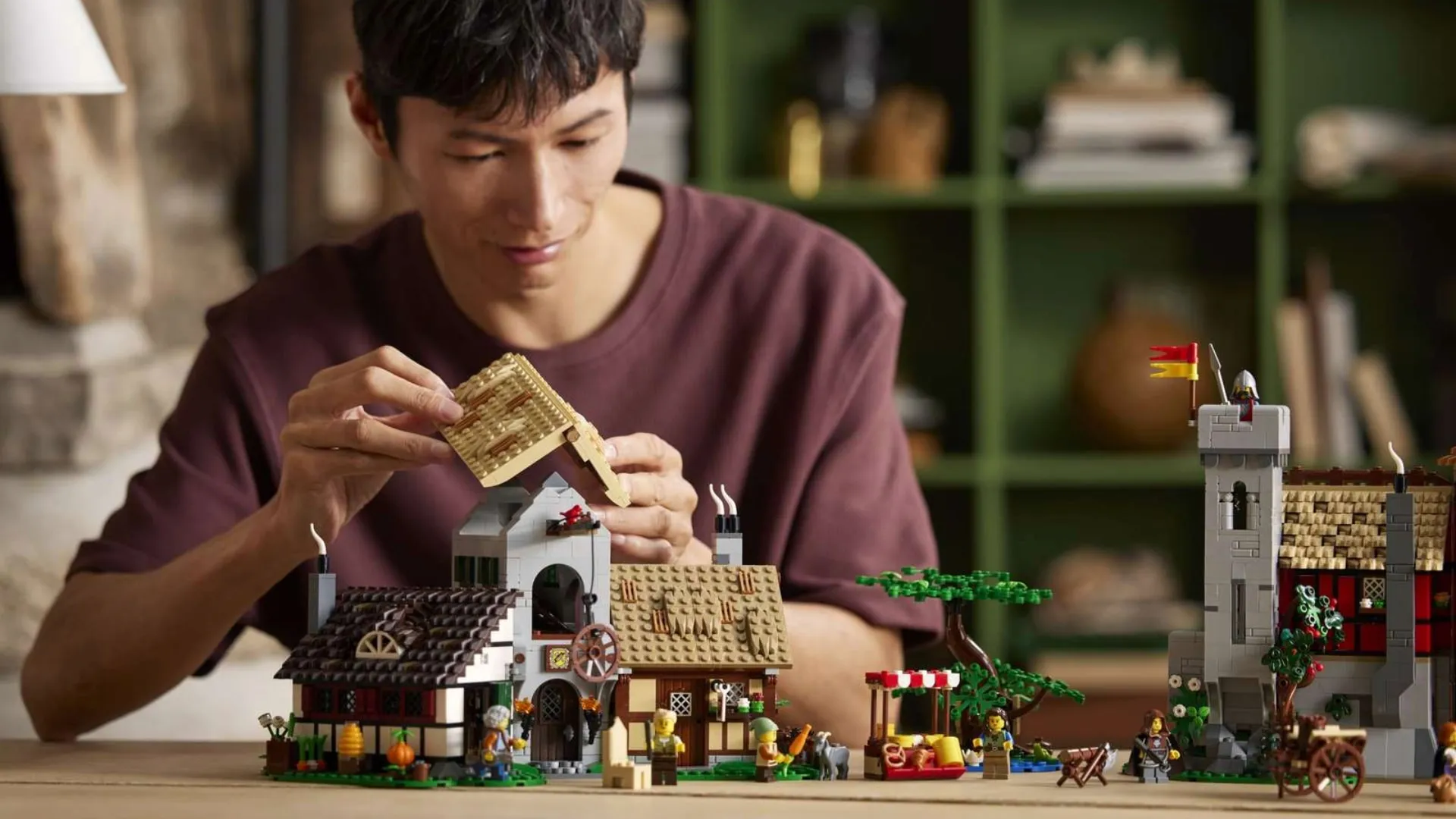 Конструктор LEGO Icons Средневековая городская площадь (10332)