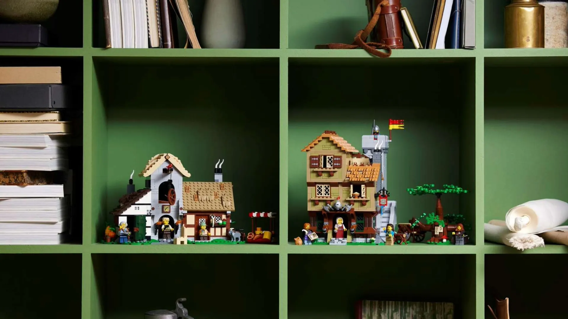 Конструктор LEGO Icons Средневековая городская площадь (10332)