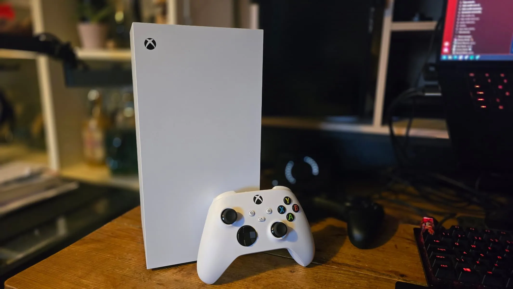 Microsoft Xbox Series X 1TB на столе