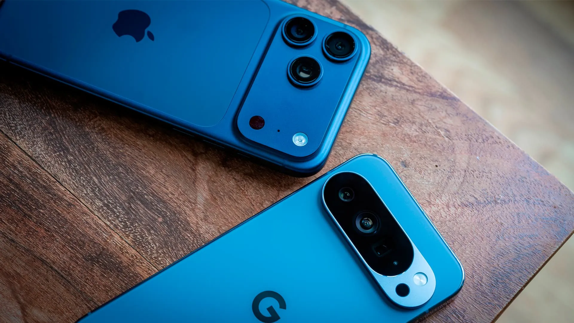 Google Pixel 10 Pro та iPhone 17 Pro Max