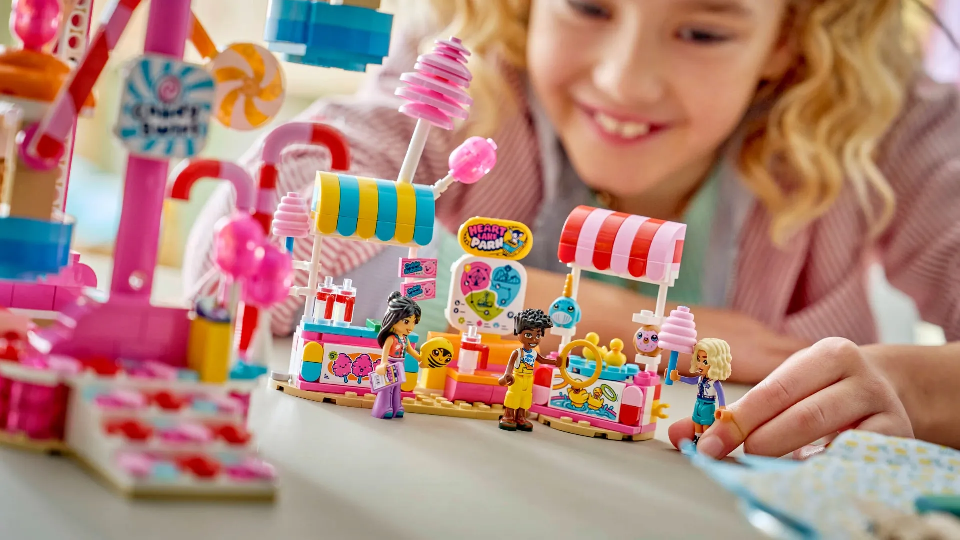 Конструктор LEGO Friends Колесо огляду з цукерками (42700)