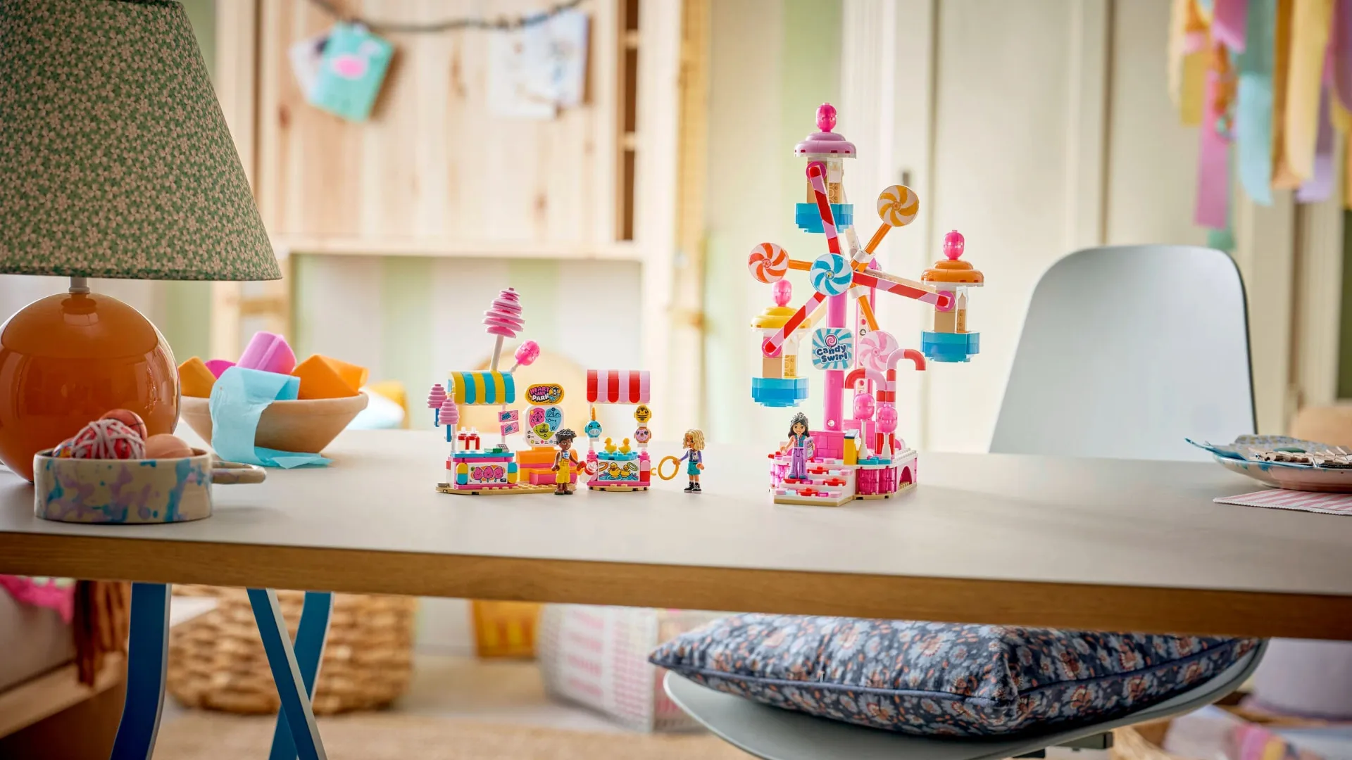 Конструктор LEGO Friends Колесо огляду з цукерками (42700)