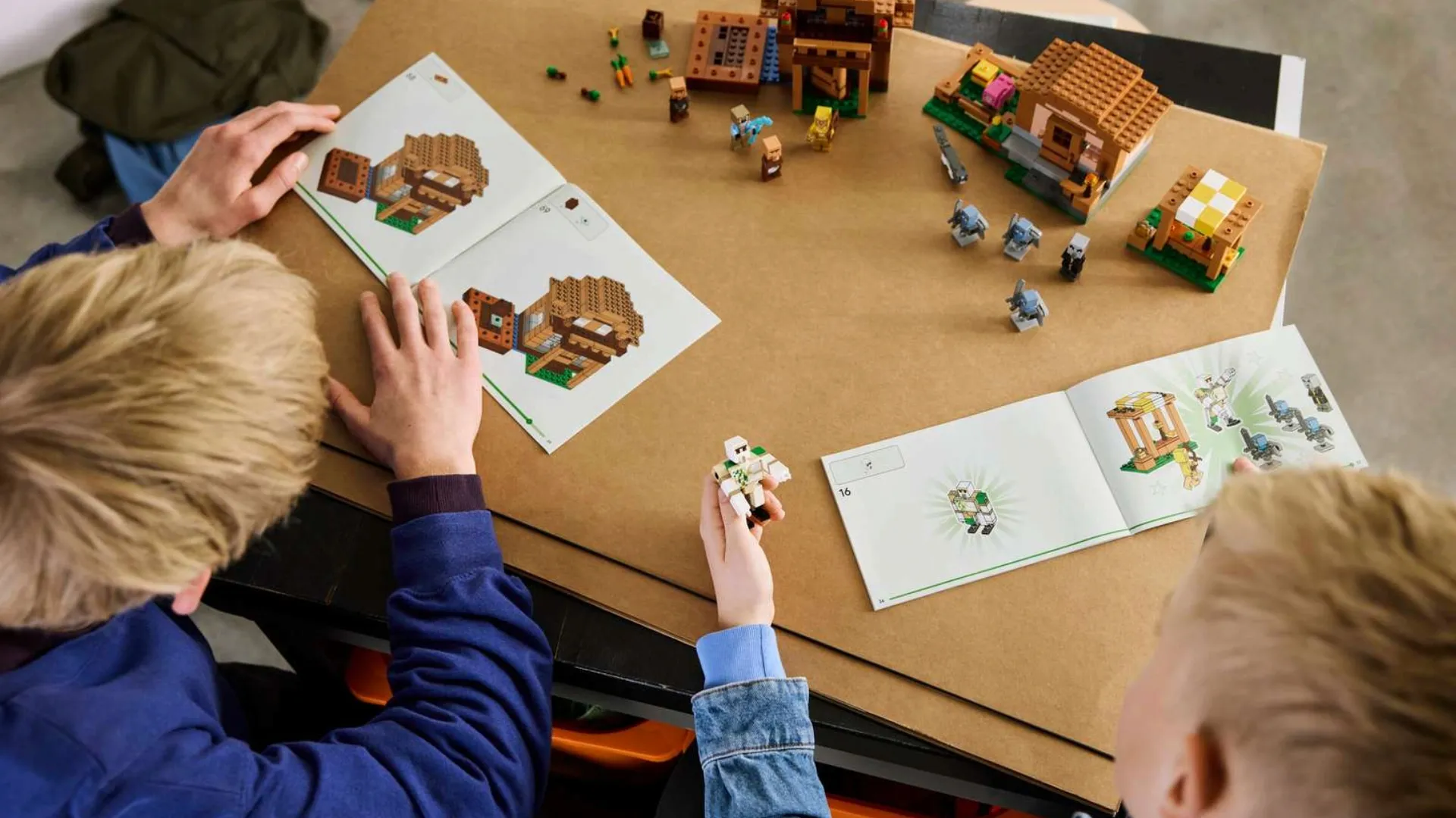 Конструктор LEGO Minecraft Нападение вызывателя на деревню (21596)