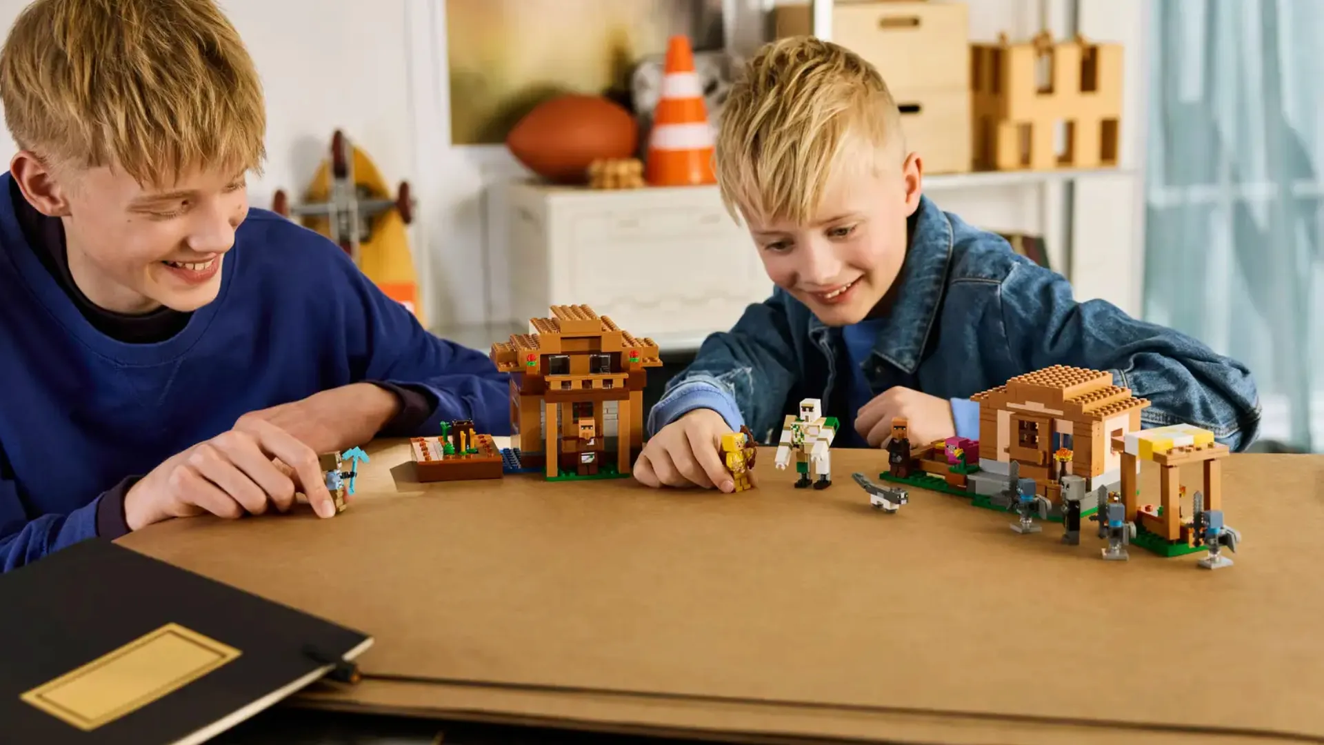 Конструктор LEGO Minecraft Нападение вызывателя на деревню (21596)