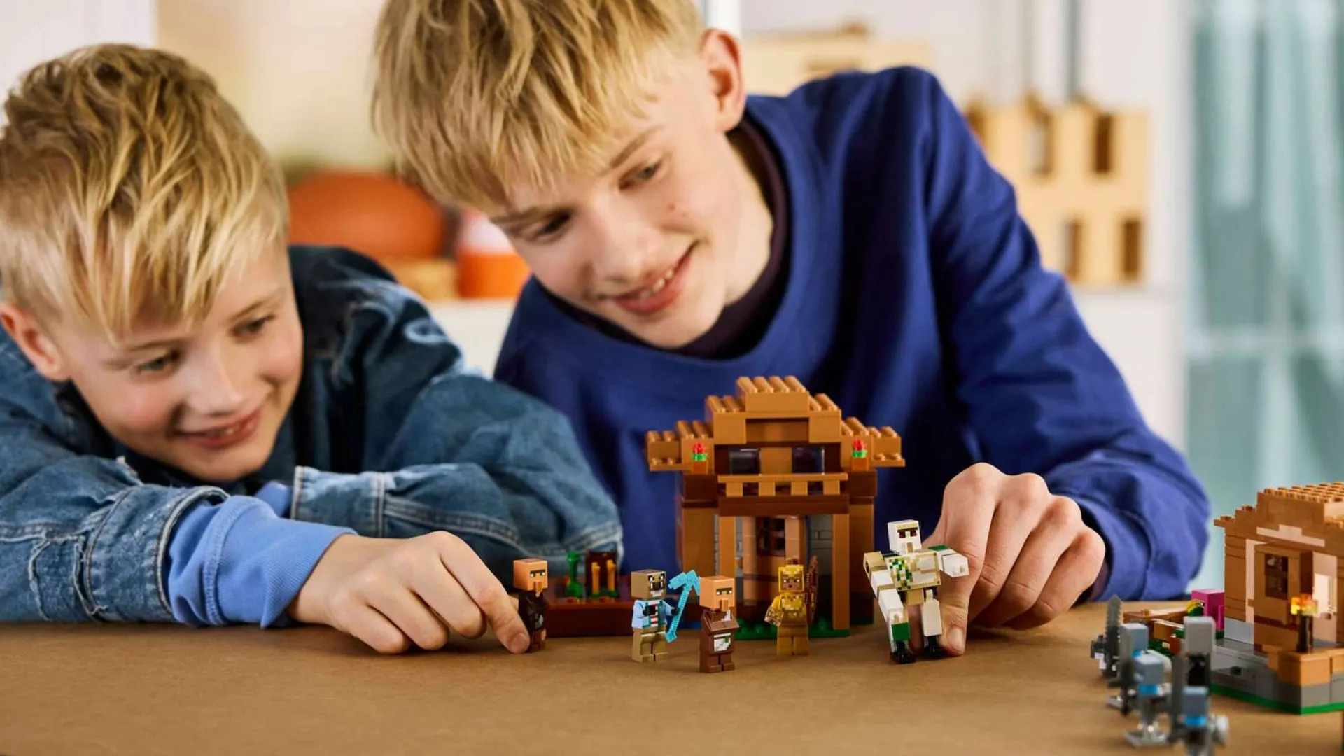 Конструктор LEGO Minecraft Нападение вызывателя на деревню (21596)