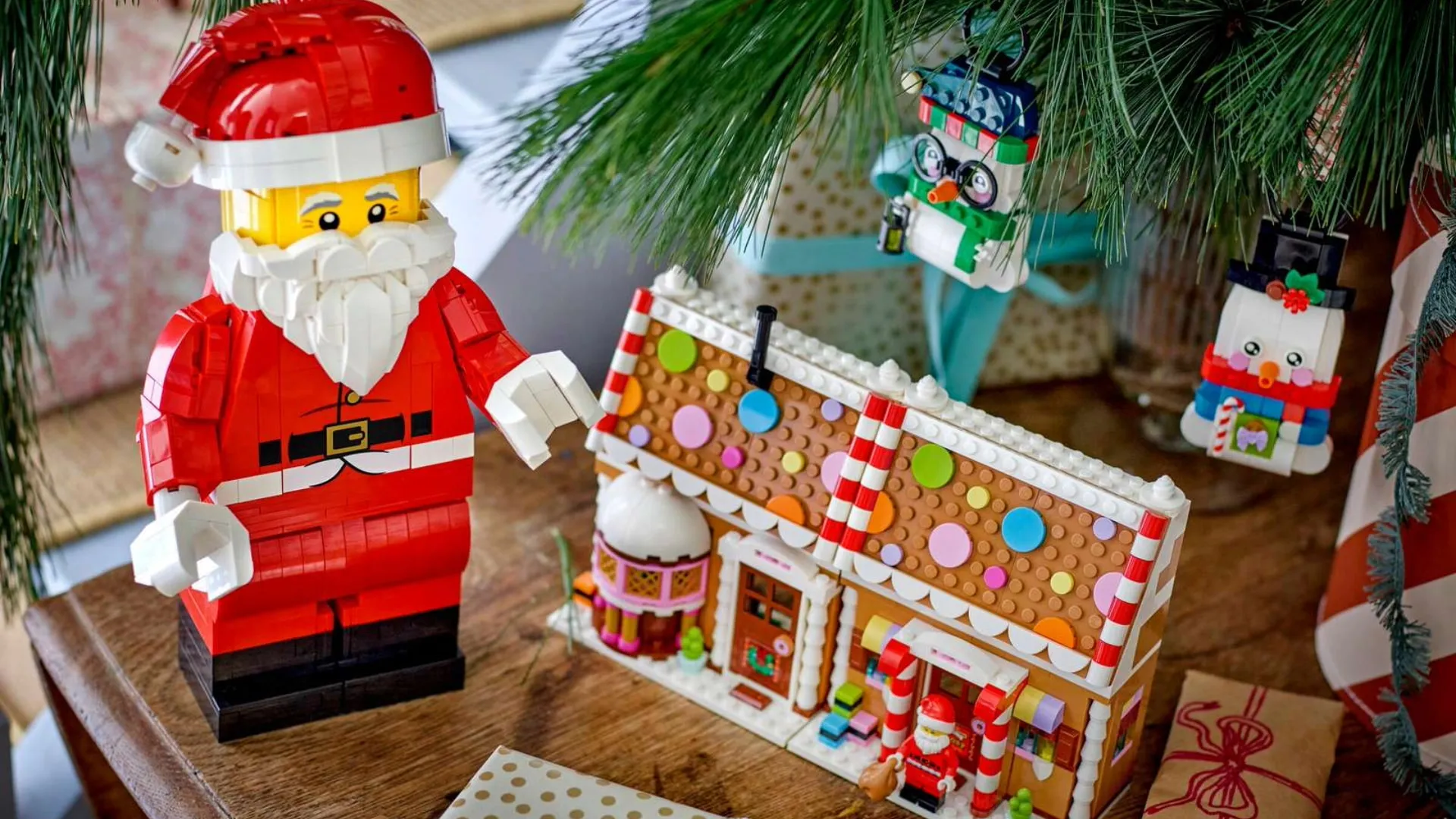 Конструктор LEGO Увеличенная минифигурка Санты (40820)