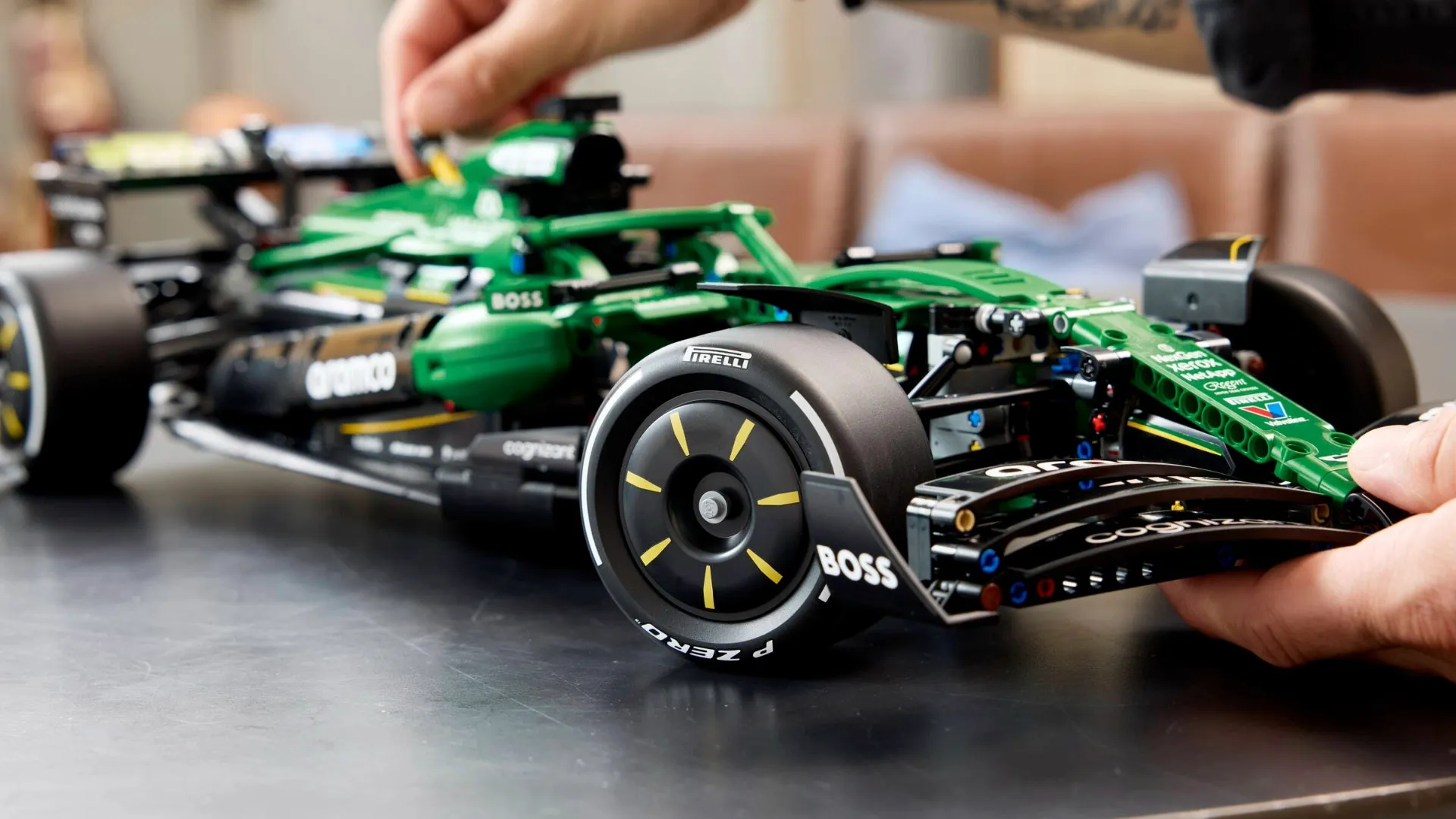 Конструктор LEGO Technic Автомобиль Формула-1 Aston Martin Aramco AMR25 (42240)