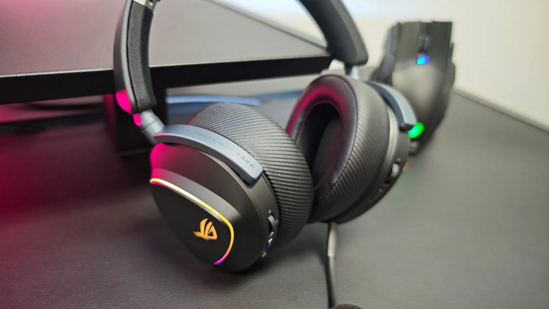 Наушники ASUS ROG Delta S Core на столе
