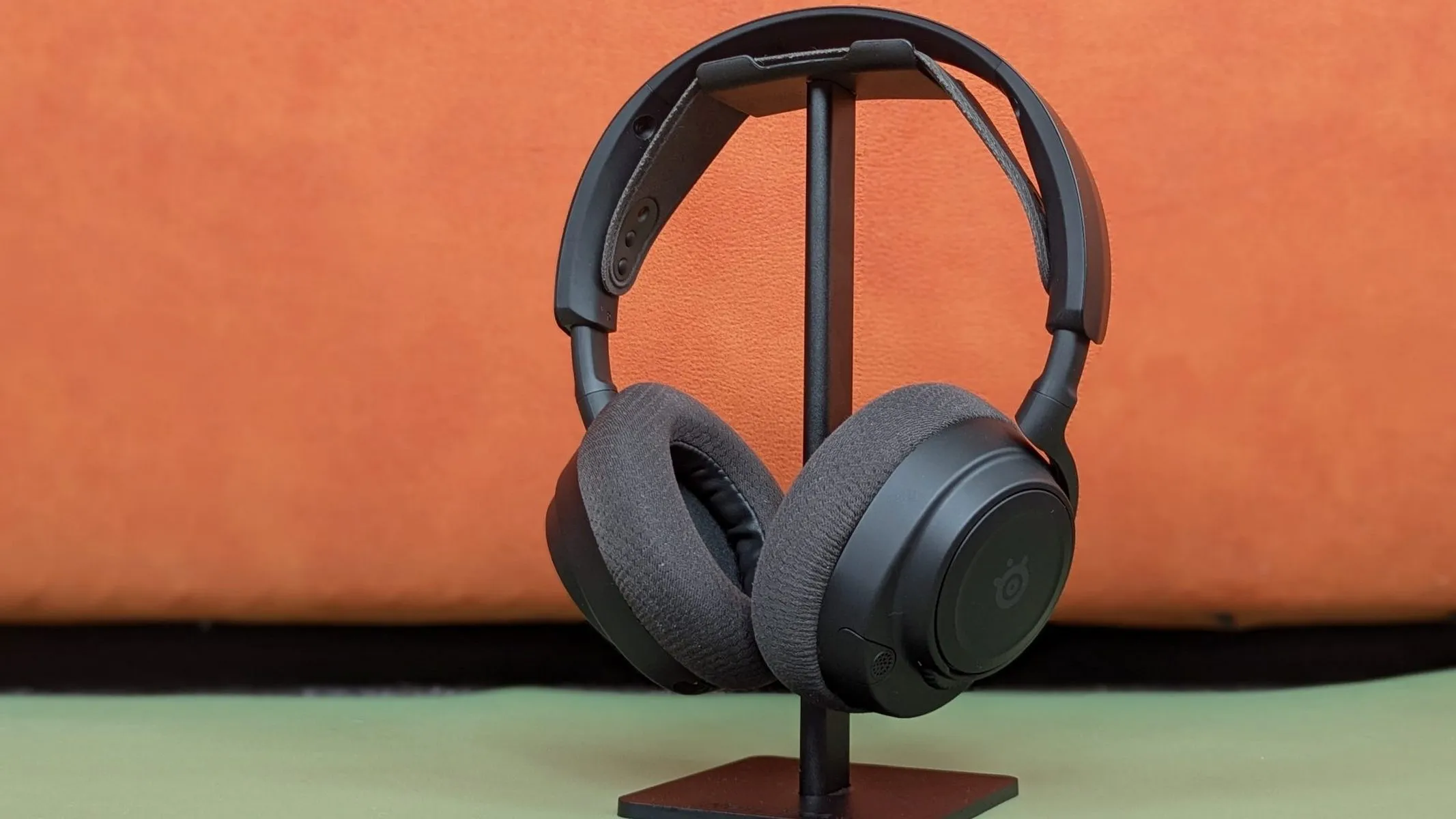 Игровые наушники SteelSeries Arctis Nova 7P Gen 2 на подставке