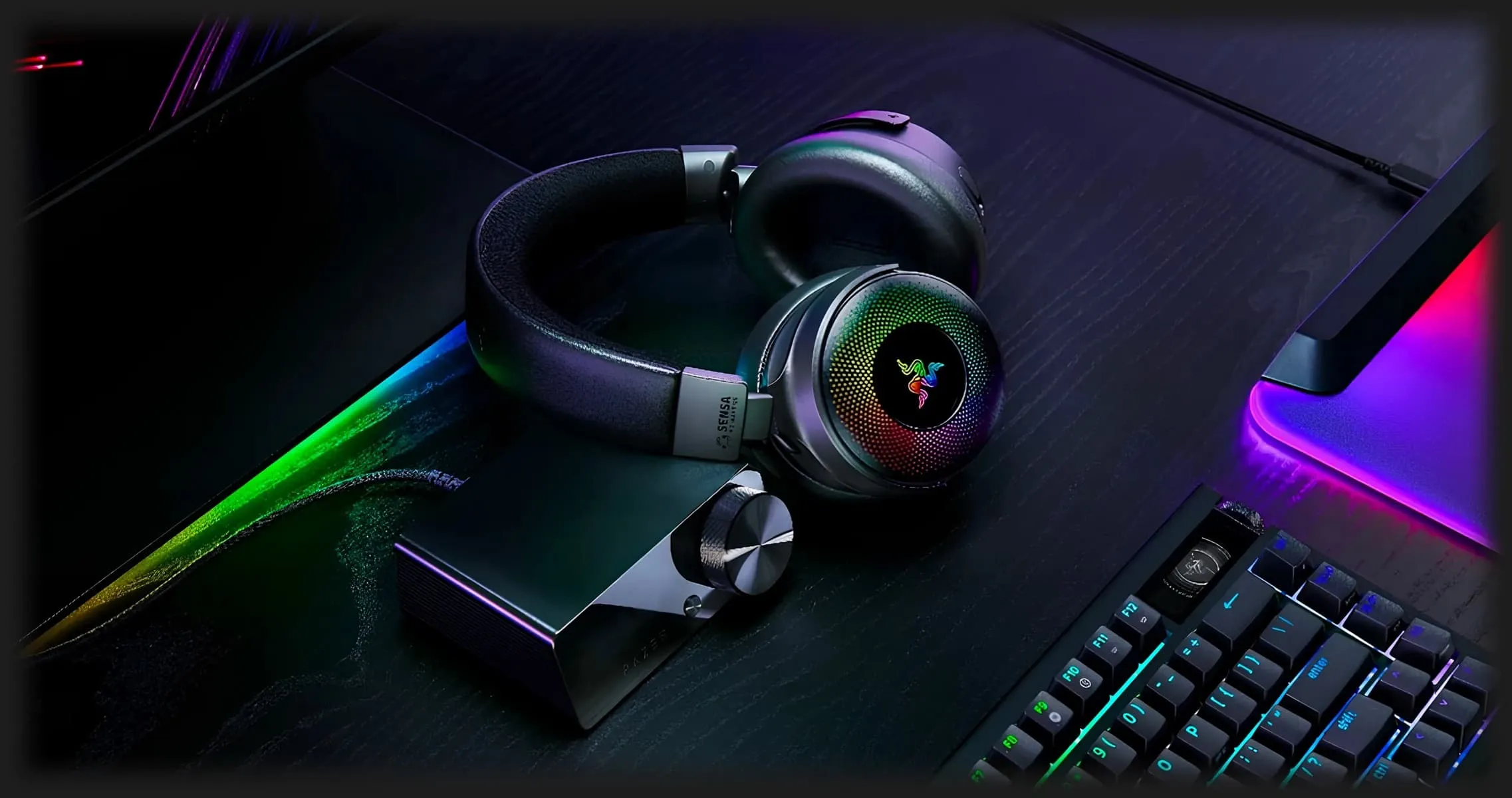 Игровые наушники Razer Kraken V4 PRO Wireless на столе