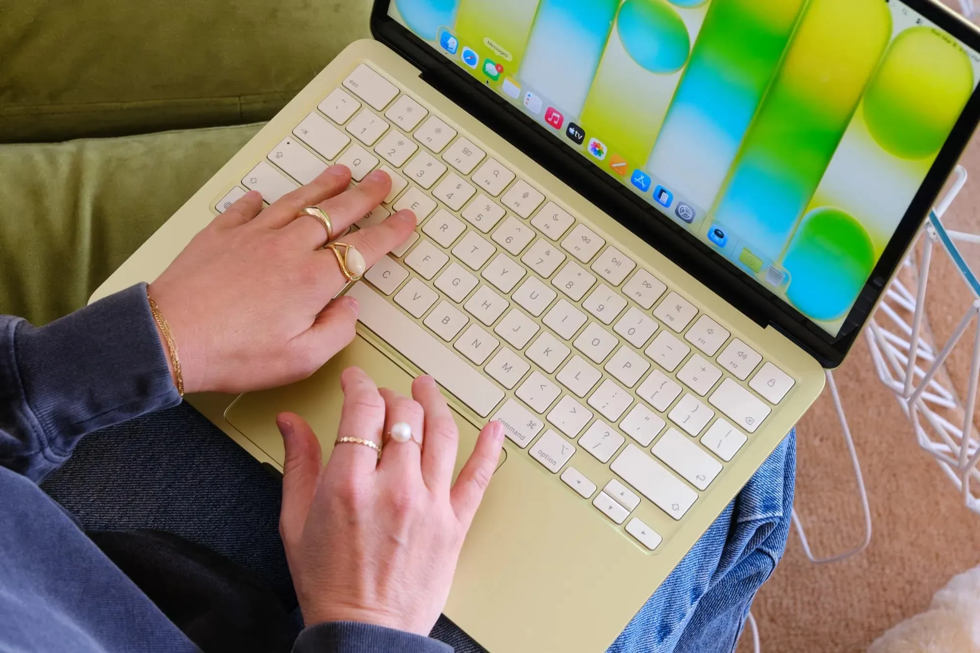 MacBook Neo грати