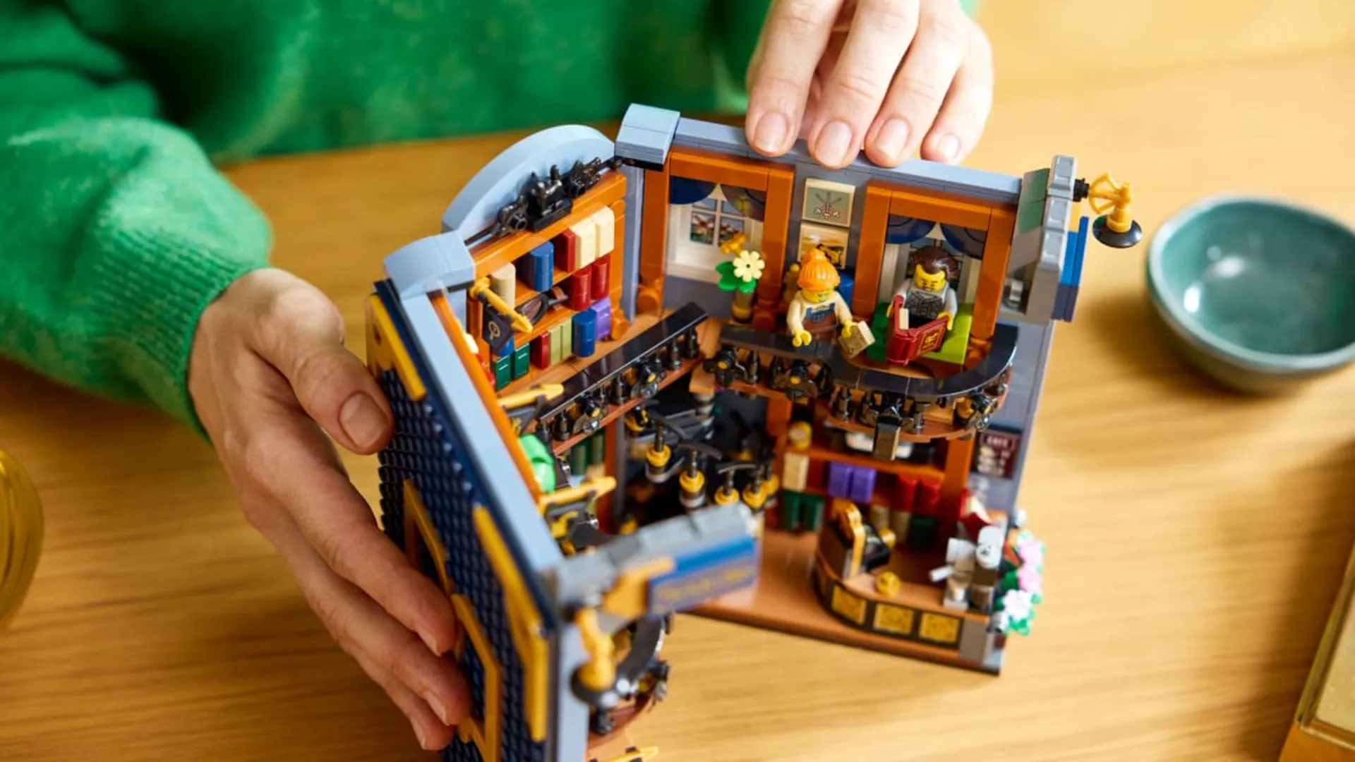 Конструктор LEGO Icons Книгарня: книжковий куточок (11379)