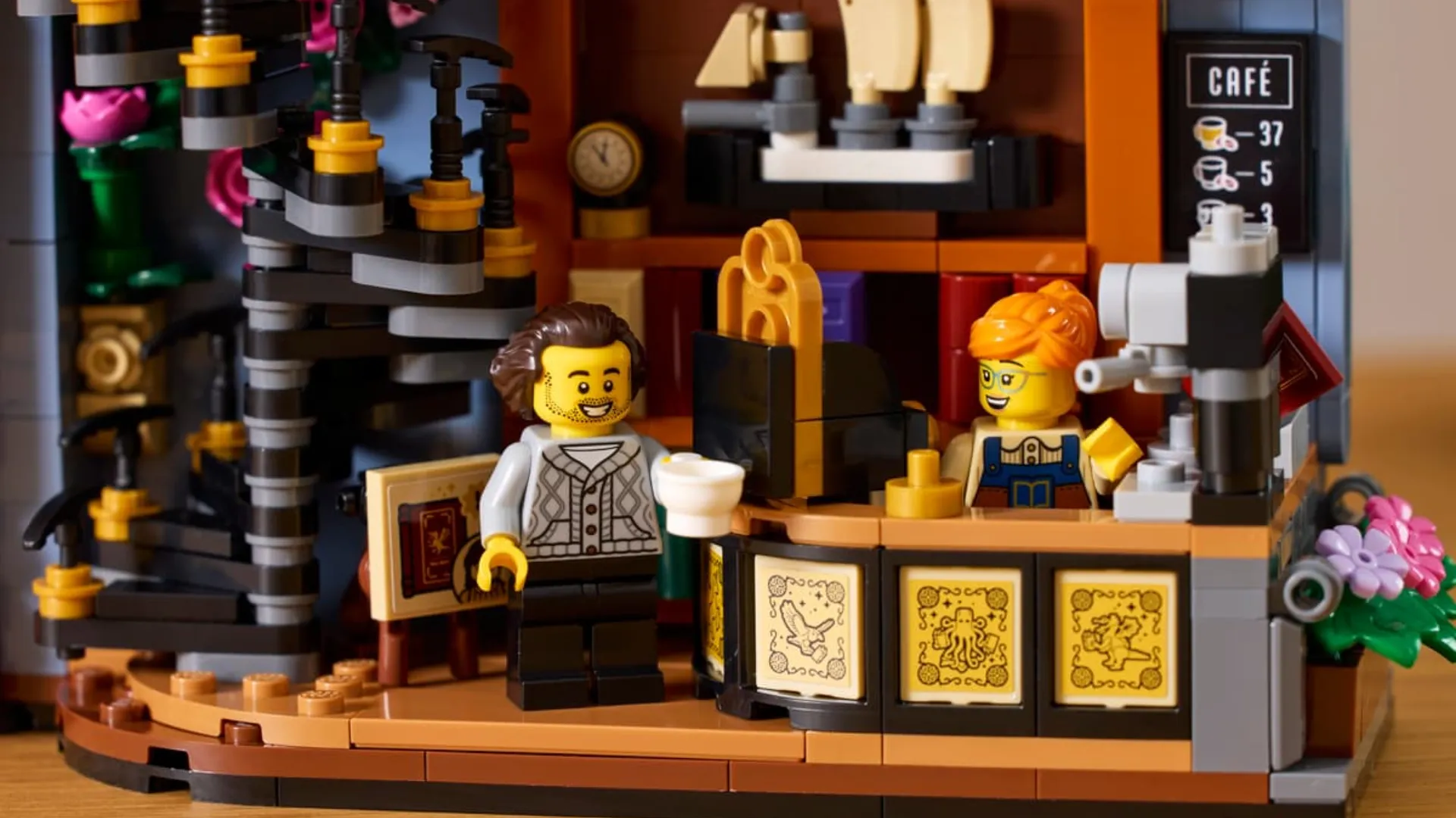 Конструктор LEGO Icons Книгарня: книжковий куточок (11379)