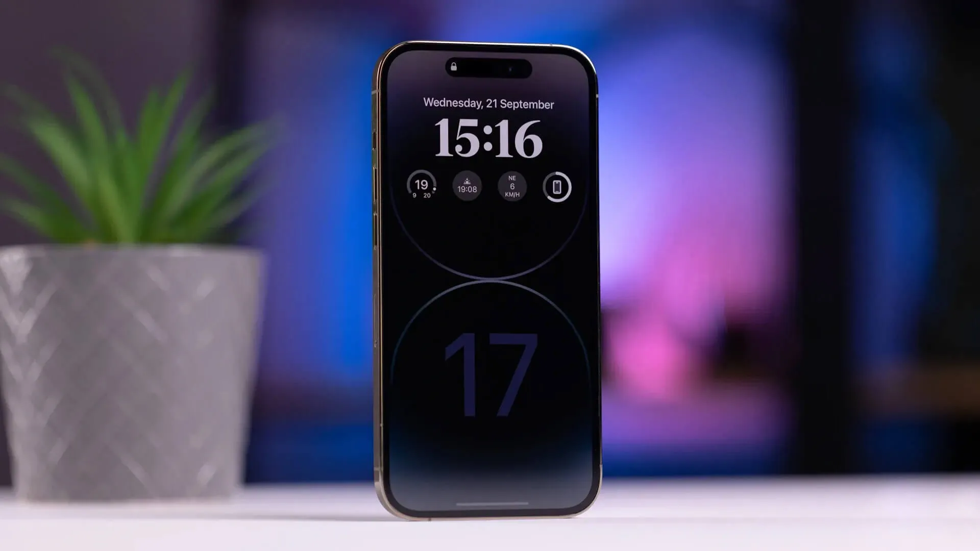 iPhone 17 дисплей