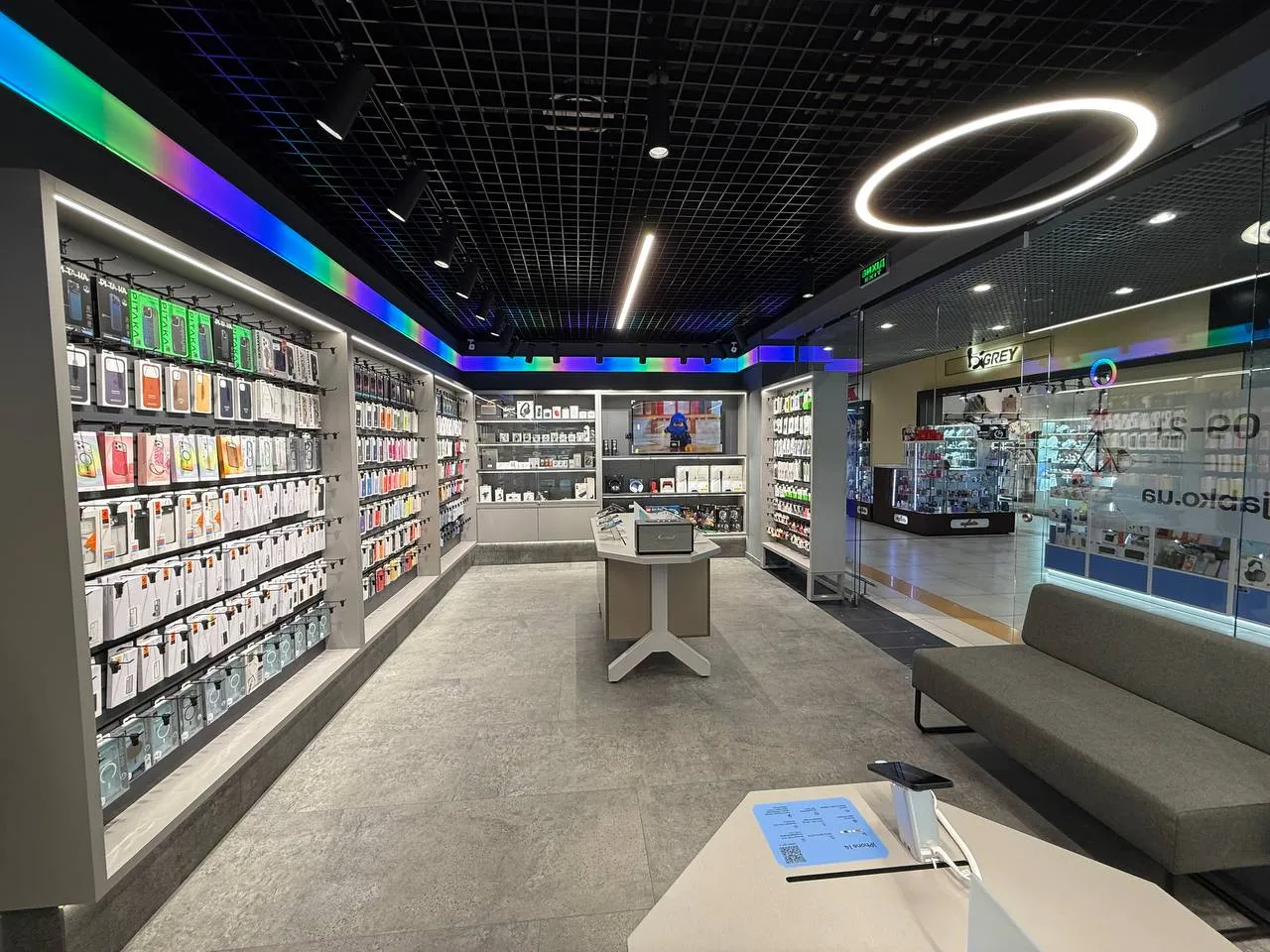 Ябко у Борисполі — новий простір особливої техніки у ТРЦ AeroMall