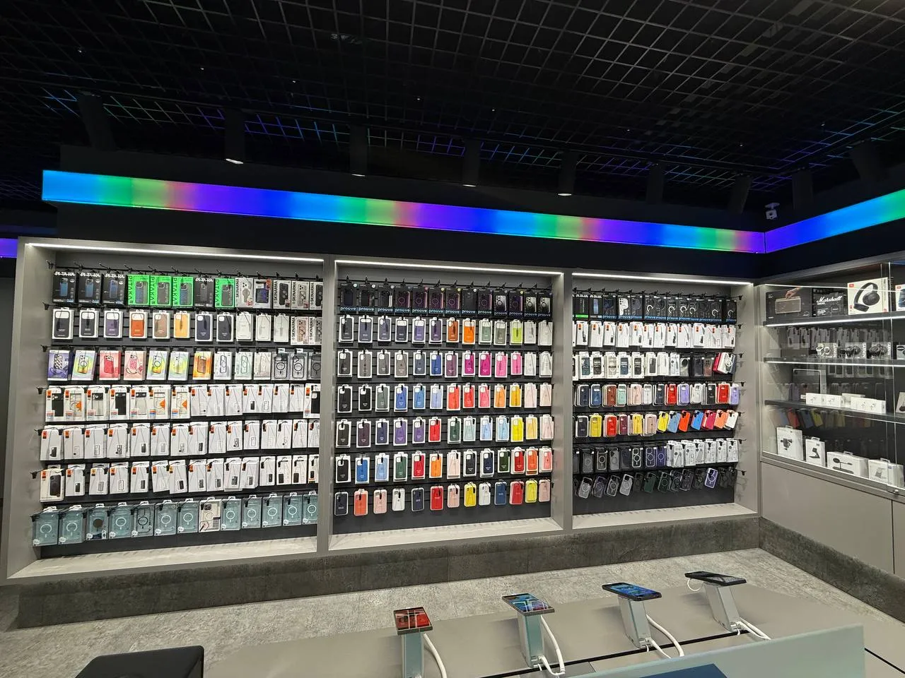 Ябко у Борисполі — новий простір особливої техніки у ТРЦ AeroMall