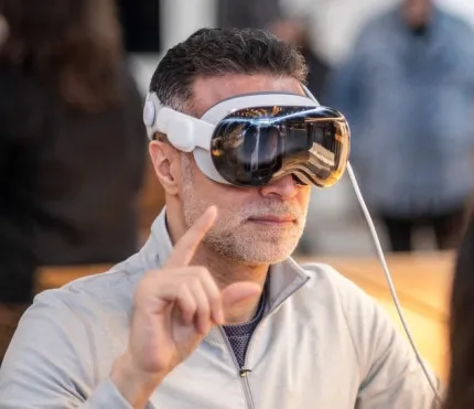 Як Apple Vision Pro допомагає людям спілкуватися без дотику та голосу