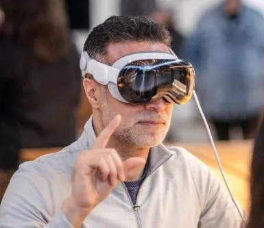 Как Apple Vision Pro помогает людям общаться без прикосновения и голоса