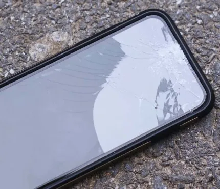 Розбитий екран iPhone — скільки коштує ремонт і що робити одразу після падіння?