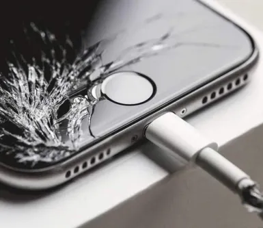 Наиболее распространенные поломки iPhone — экран, батарея, порт зарядки