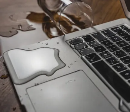 Розлив воду на ноутбук: що робити?