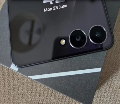 Перші кадри Galaxy Flip7
