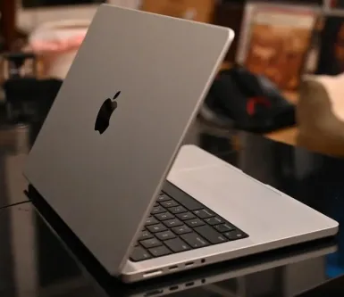 Apple планує випустити новий MacBook Pro з OLED-дисплеєм у 2026 році