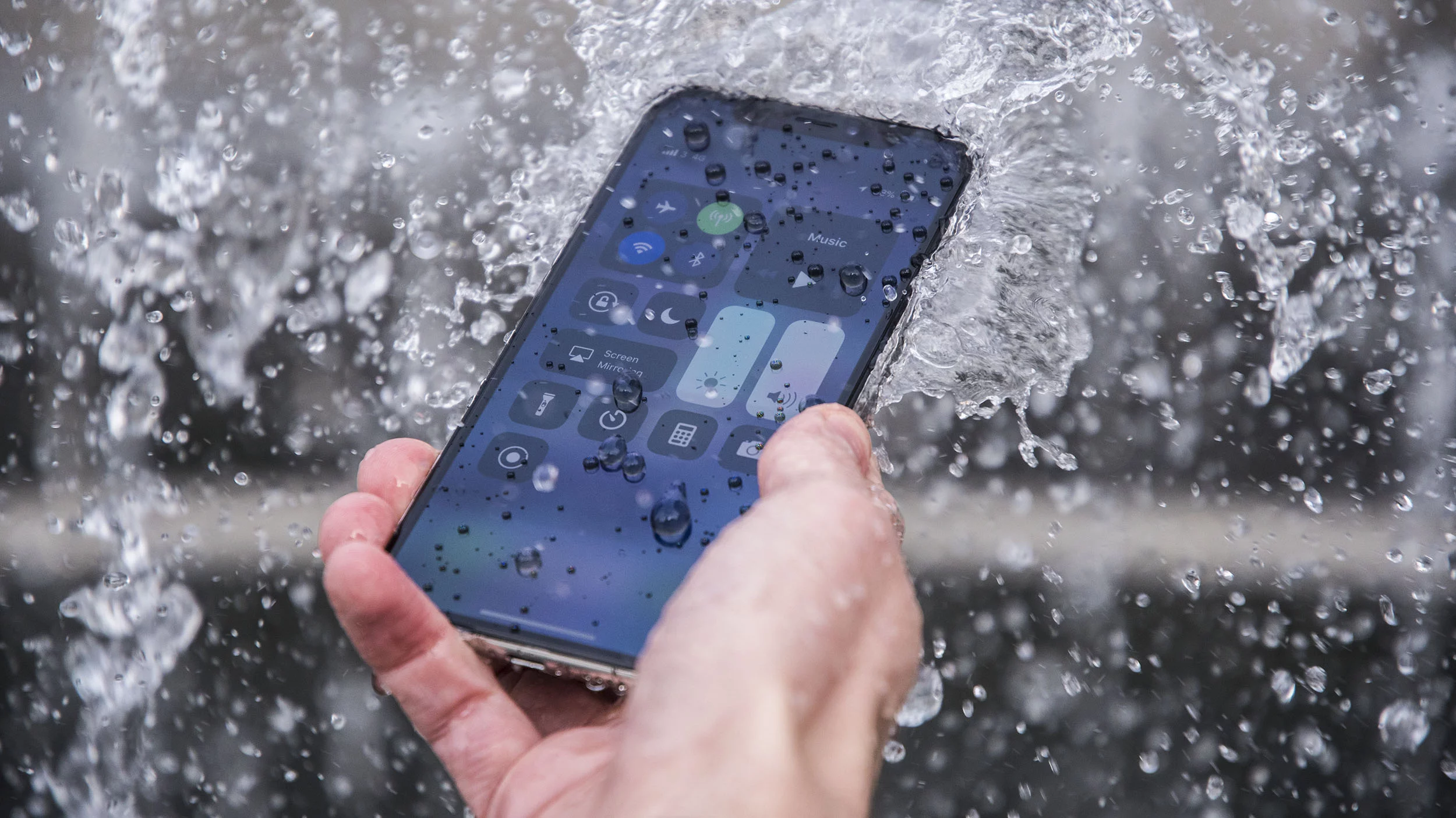 Если в телефон попала вода. Что делать, если телефон упал в воду?