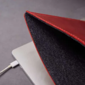 Чехол-папка INCARNE Free Port Plus для MacBook Air 13'' (2018-2022)/Pro 13'' (2016-2022) (Red) в Сваляве