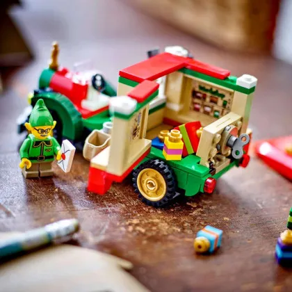 Конструктор LEGO Icons Грузовик Санты (40746)