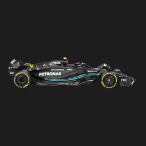 Автомодель с фигуркой Bburago Racе — Mercedes-AMG F1 W14 E в ассортименте (1:24) (18-28037)