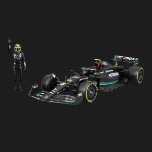 Автомодель с фигуркой Bburago Racе — Mercedes-AMG F1 W14 E в ассортименте (1:24) (18-28037)