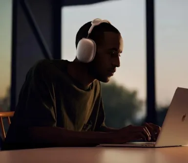 Як перезавантажити навушники AirPods Max?