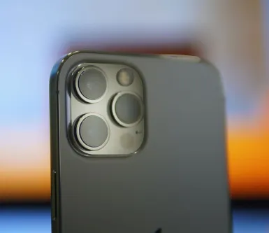 iPhone навчився видаляти відблиски на фото