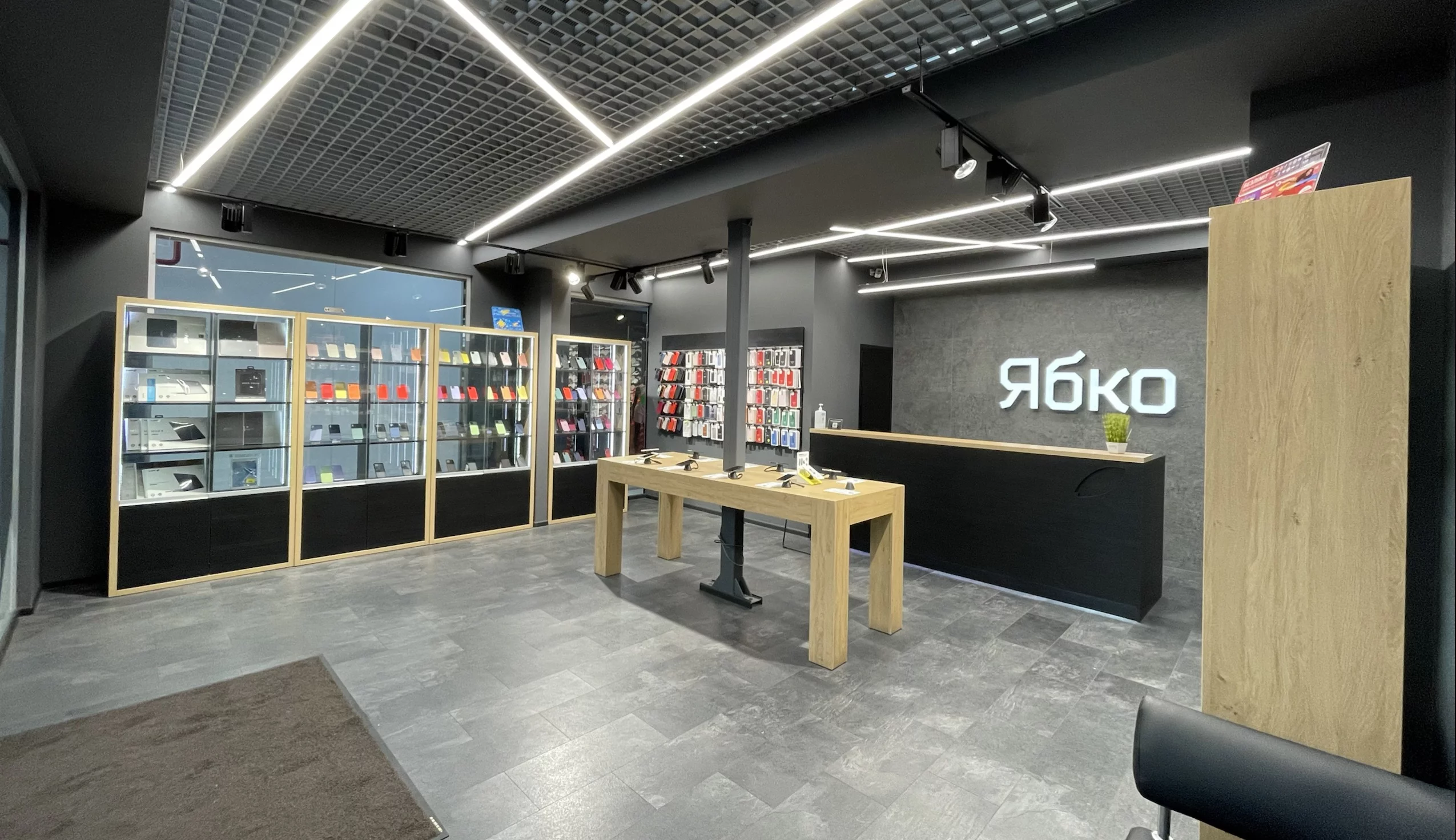 Новый магазин Ябко в Мукачево в ТРЦ Щодня