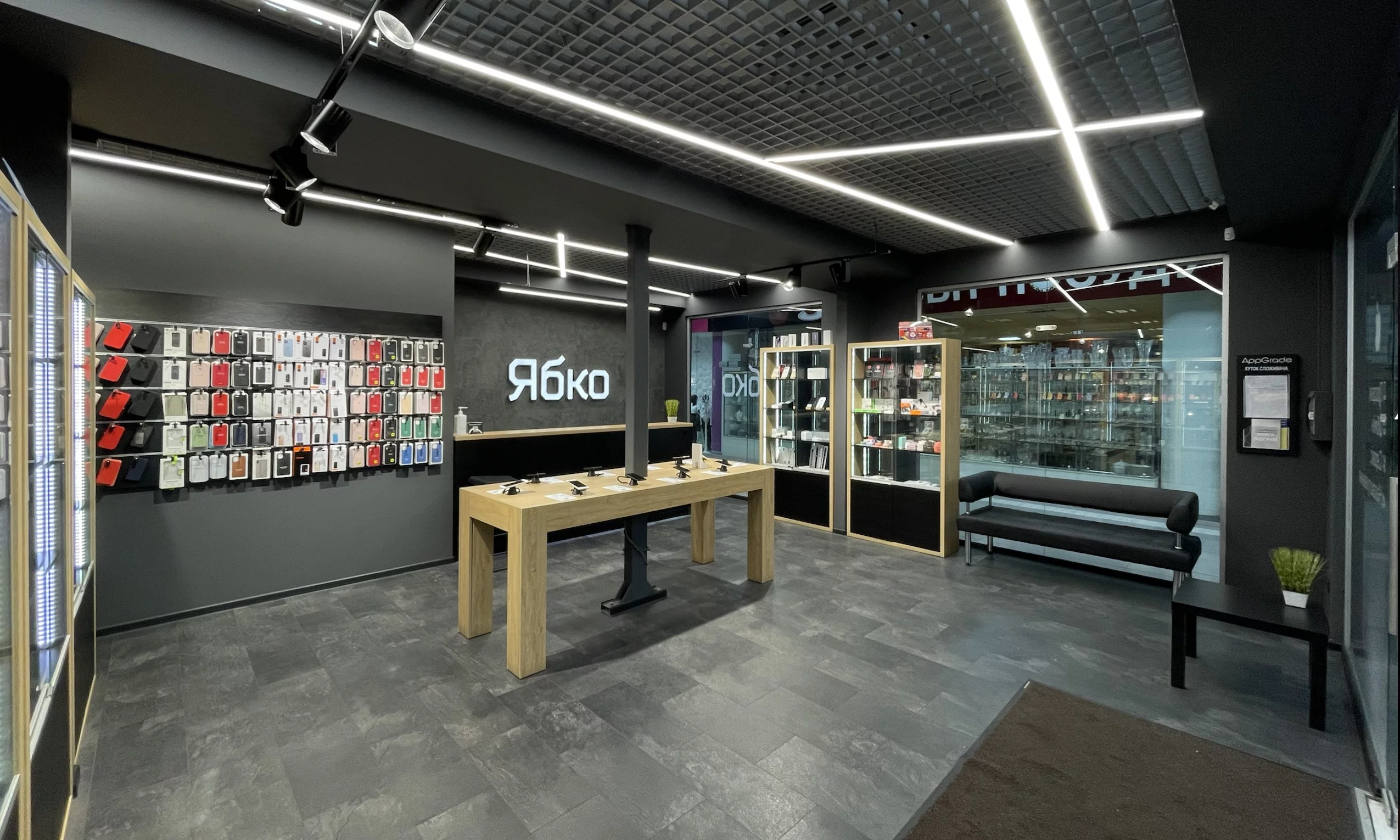 Новий магазин Ябко в Мукачево в ТРЦ Щодня